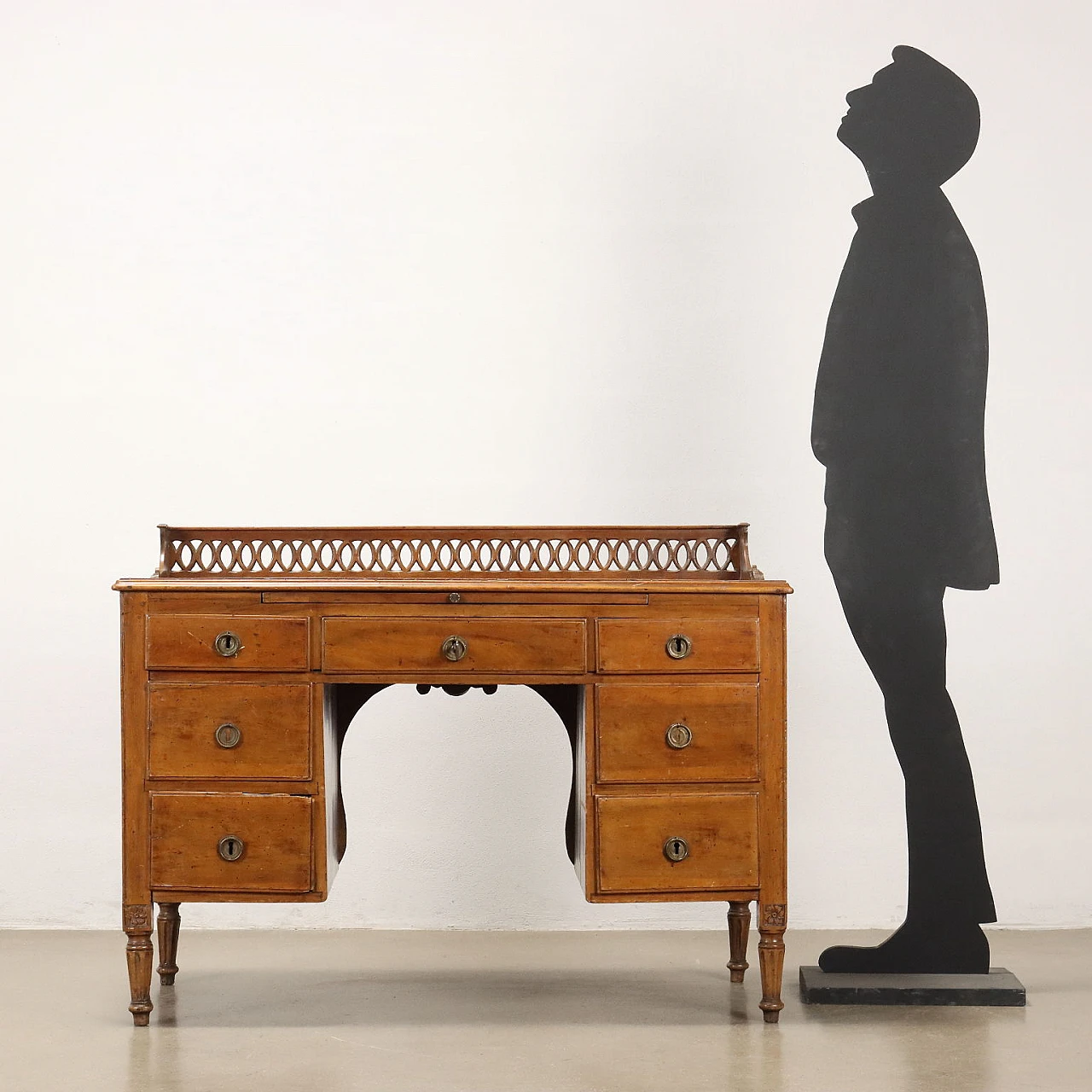 Scrivania in noce ed abete con gambe tronco-coniche, '800 2