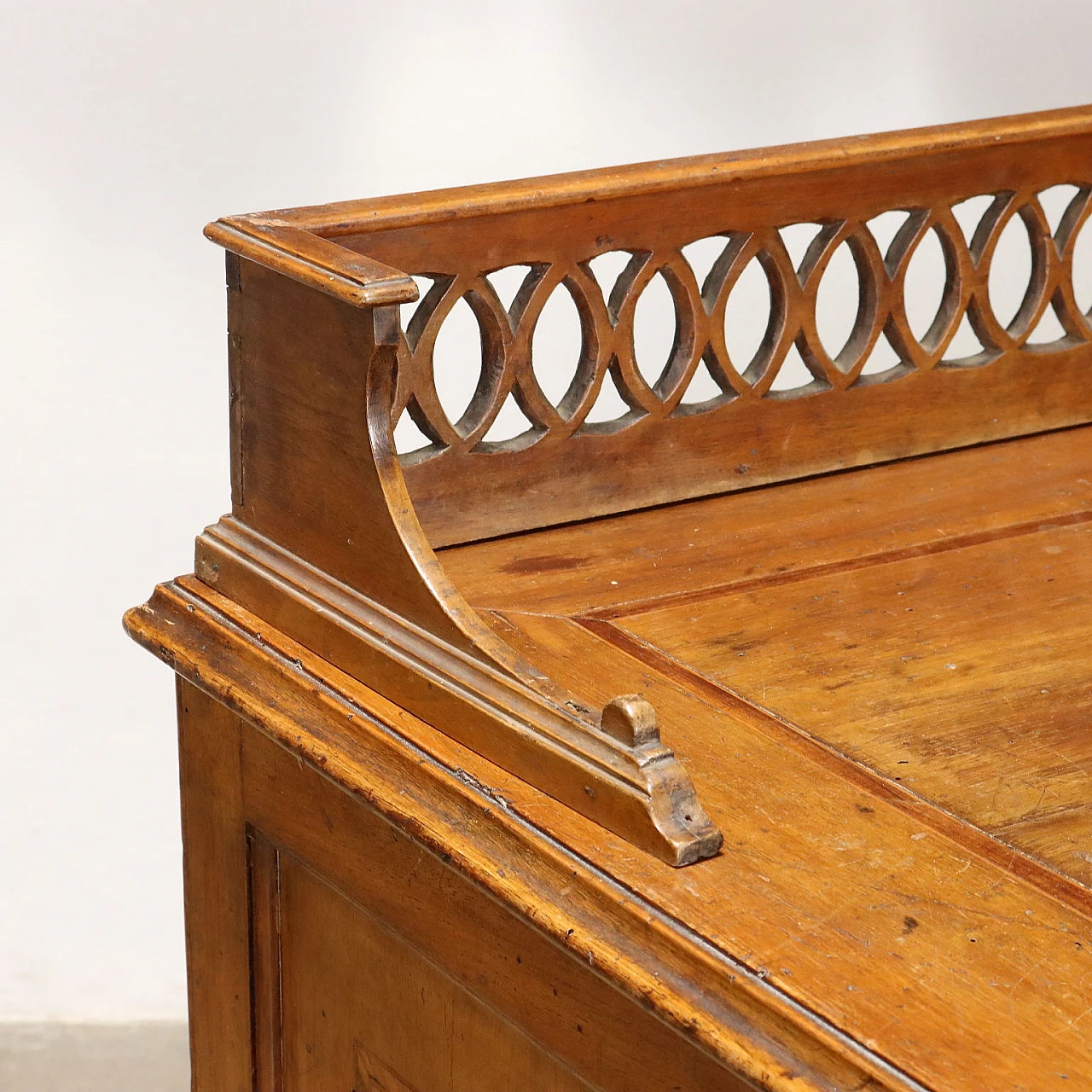 Scrivania in noce ed abete con gambe tronco-coniche, '800 4