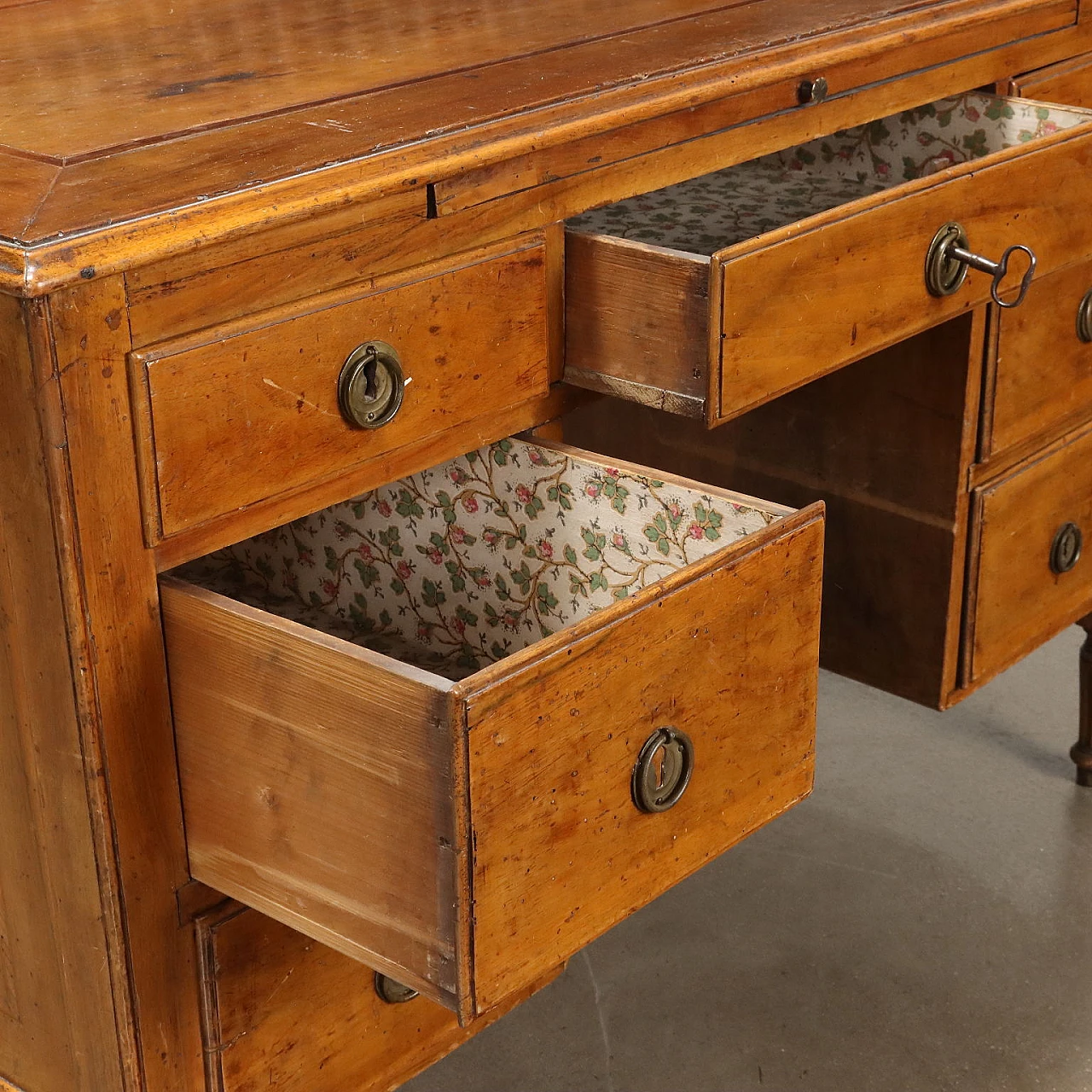 Scrivania in noce ed abete con gambe tronco-coniche, '800 5