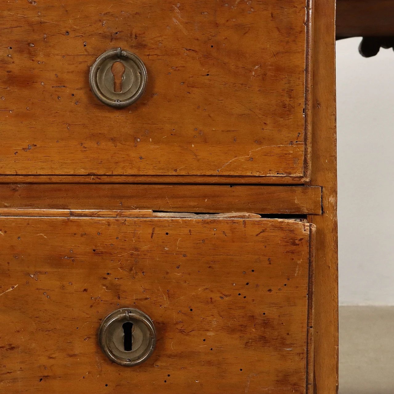 Scrivania in noce ed abete con gambe tronco-coniche, '800 7