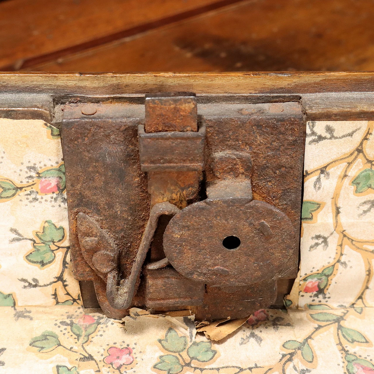 Scrivania in noce ed abete con gambe tronco-coniche, '800 8