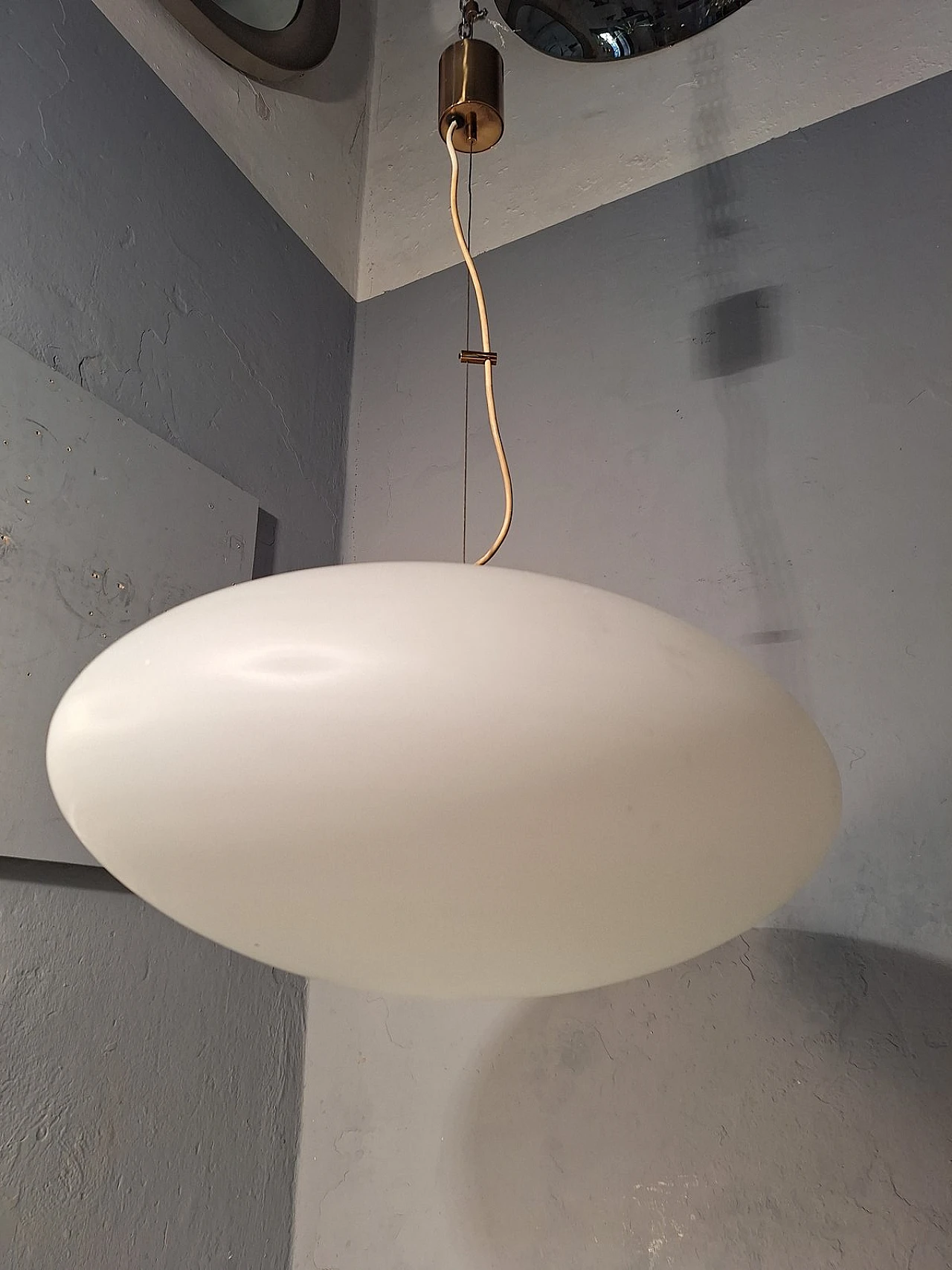 Lampadario Ufo in vetro opalino di Stilnovo, anni '60 2