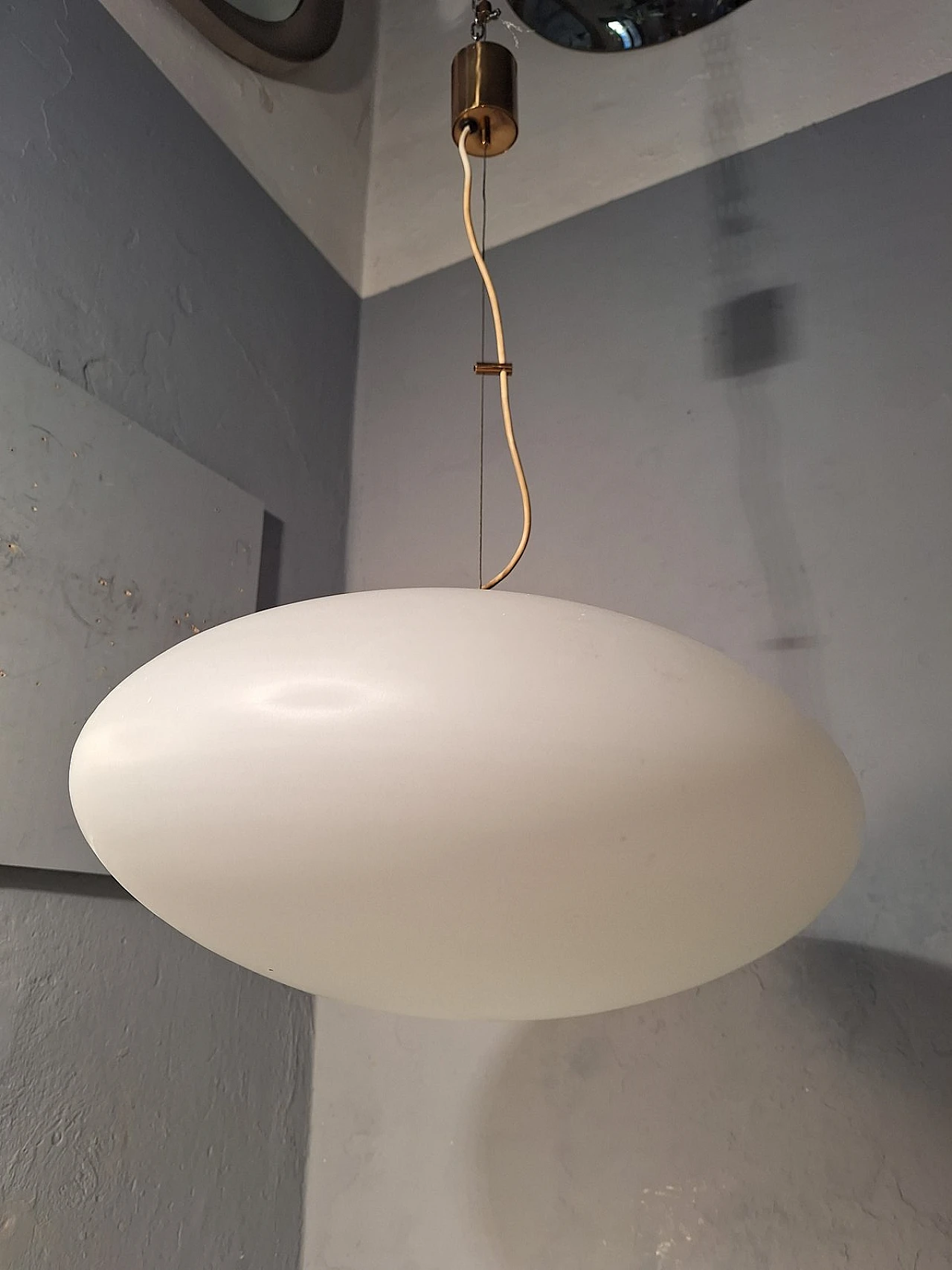 Lampadario Ufo in vetro opalino di Stilnovo, anni '60 3