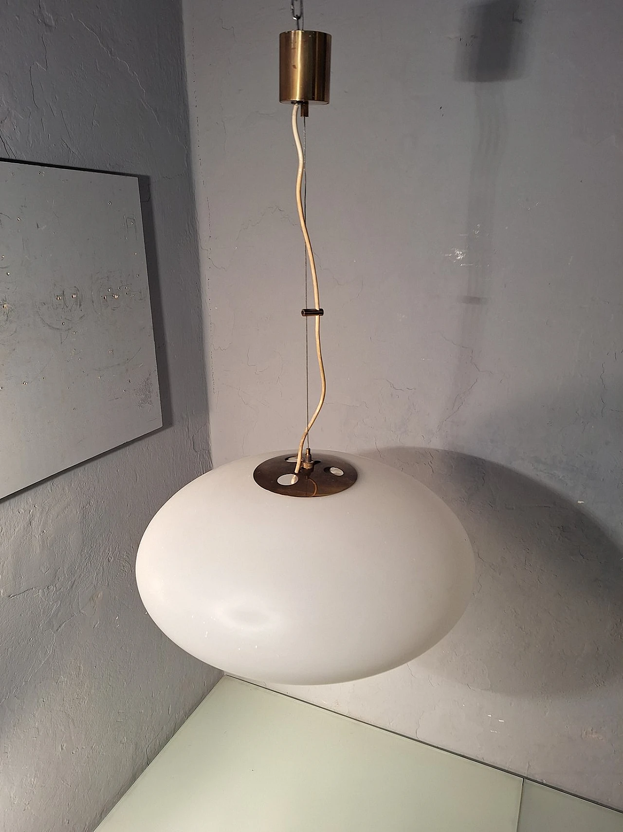 Lampadario Ufo in vetro opalino di Stilnovo, anni '60 5