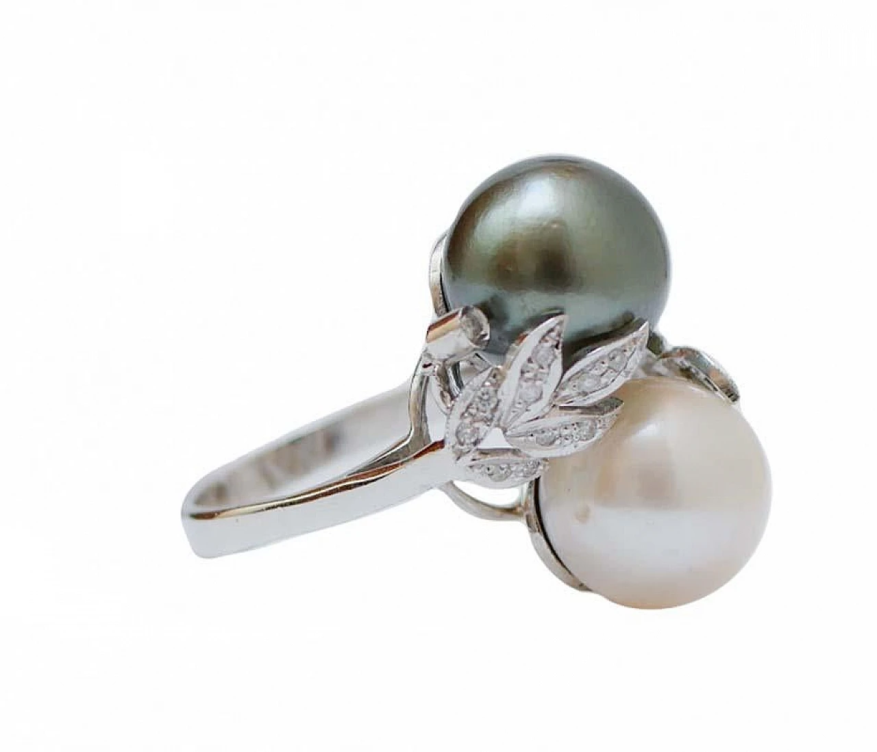 Anello in platino con perla di Tahiti, perla bianca e diamanti 2