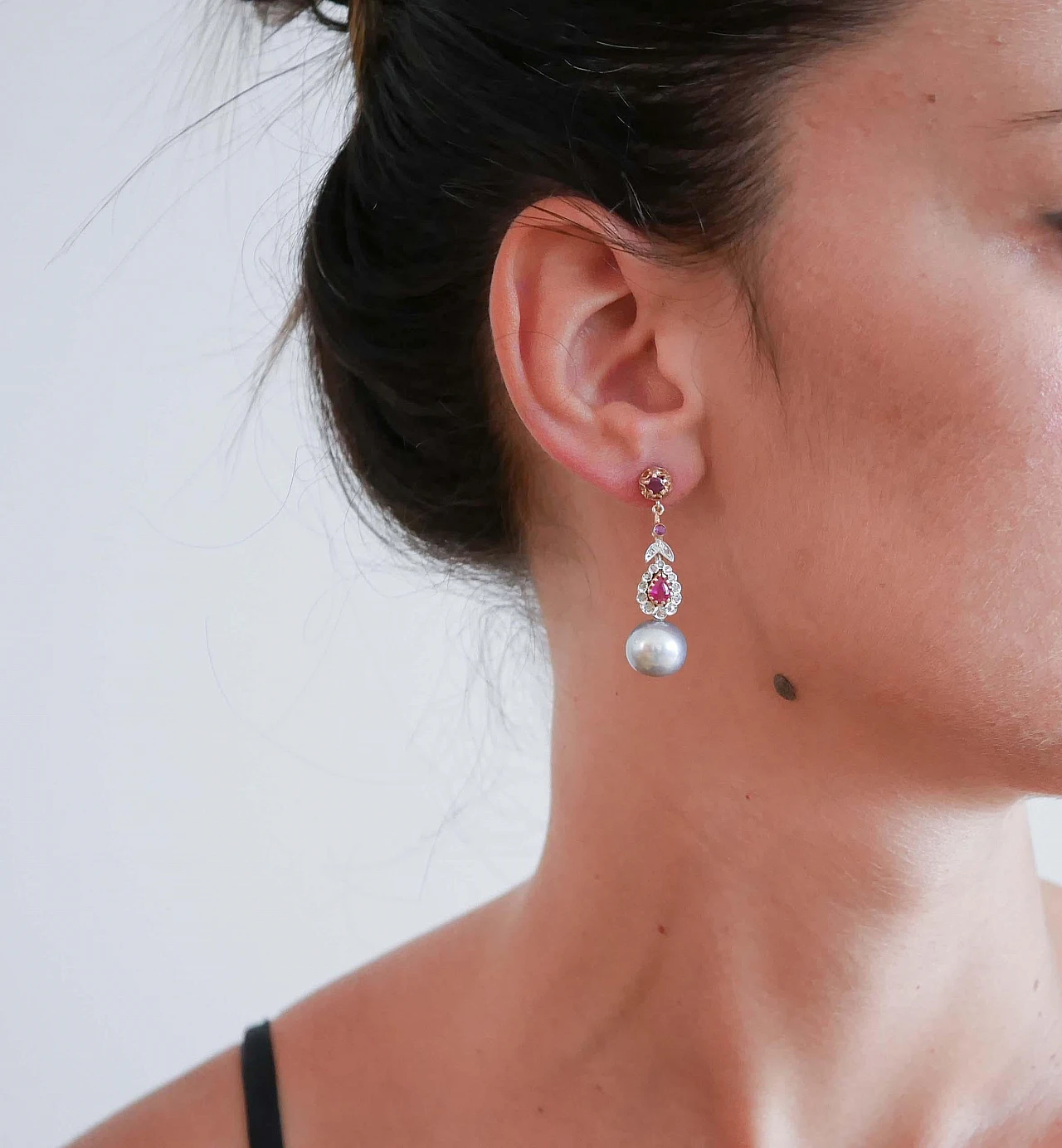 Coppia di Orecchini in oro rosa e argento con perle, rubini e diamanti 4