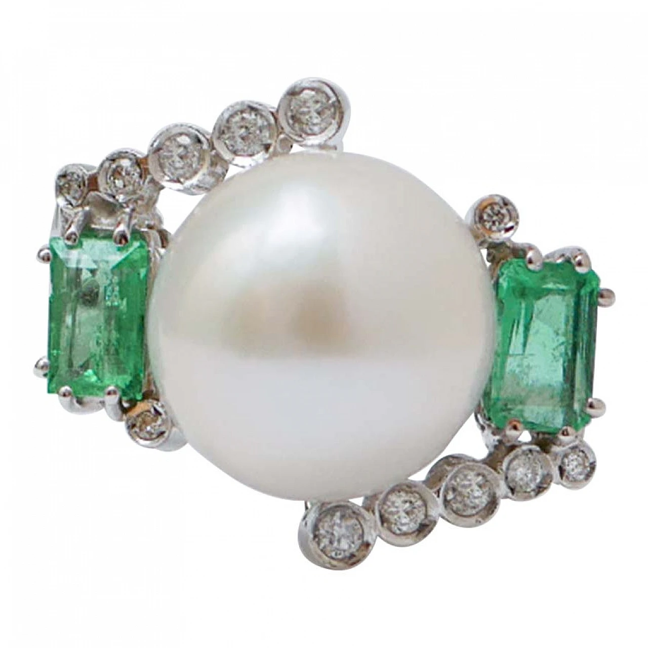 Anello in platino con perla bianca, smeraldi e diamanti, anni '70 1