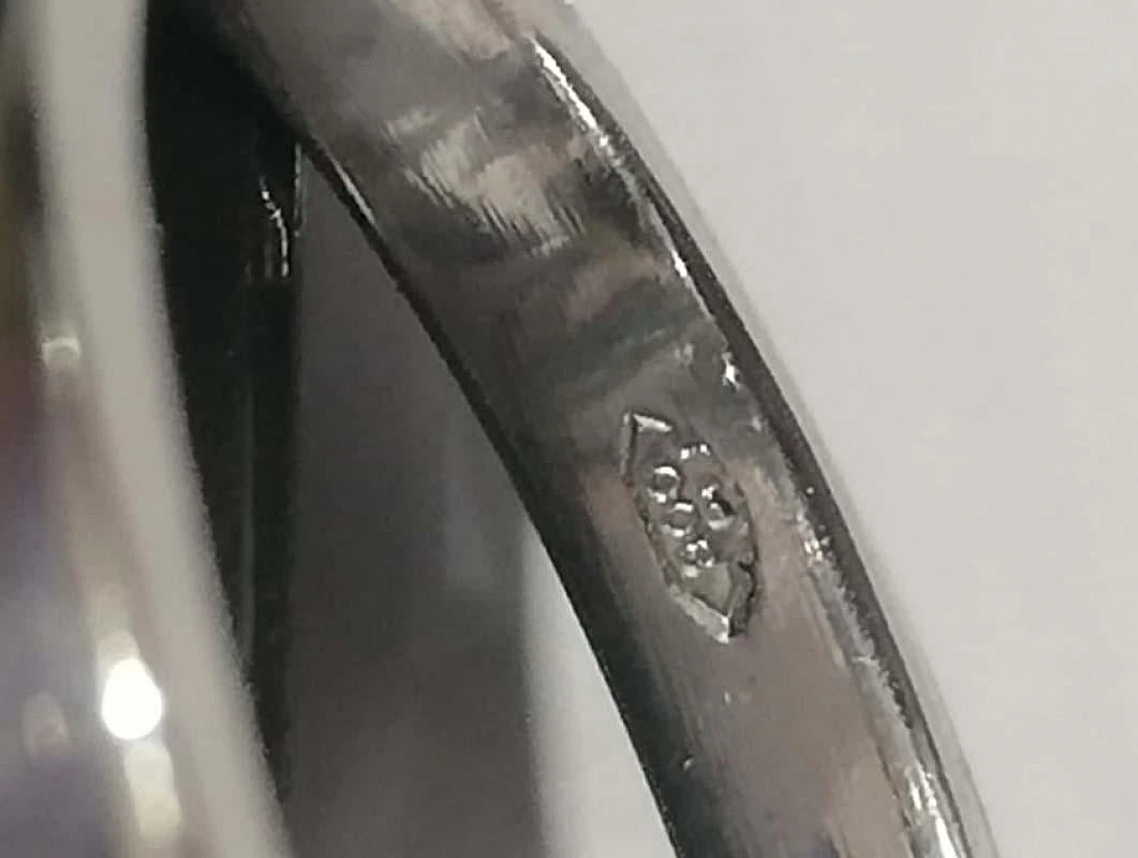 Anello in platino con perla, smeraldo e diamanti, anni '70 6