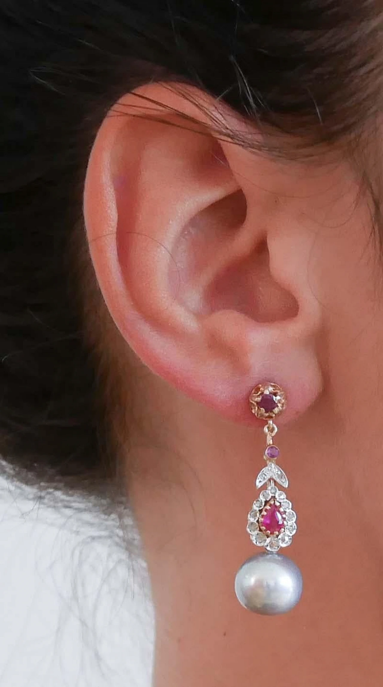 Coppia di Orecchini in oro rosa e argento con perle, rubini e diamanti 5