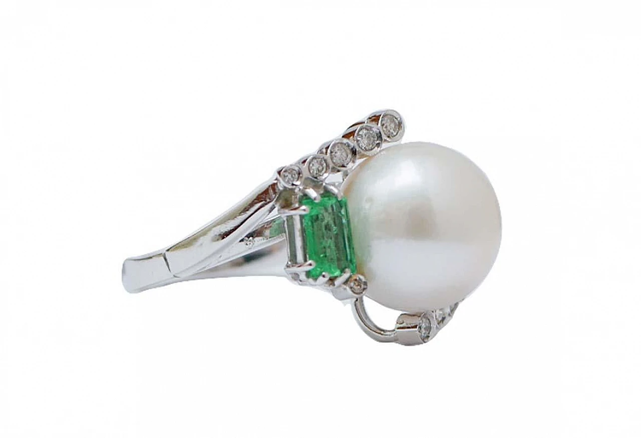 Anello in platino con perla bianca, smeraldi e diamanti, anni '70 2