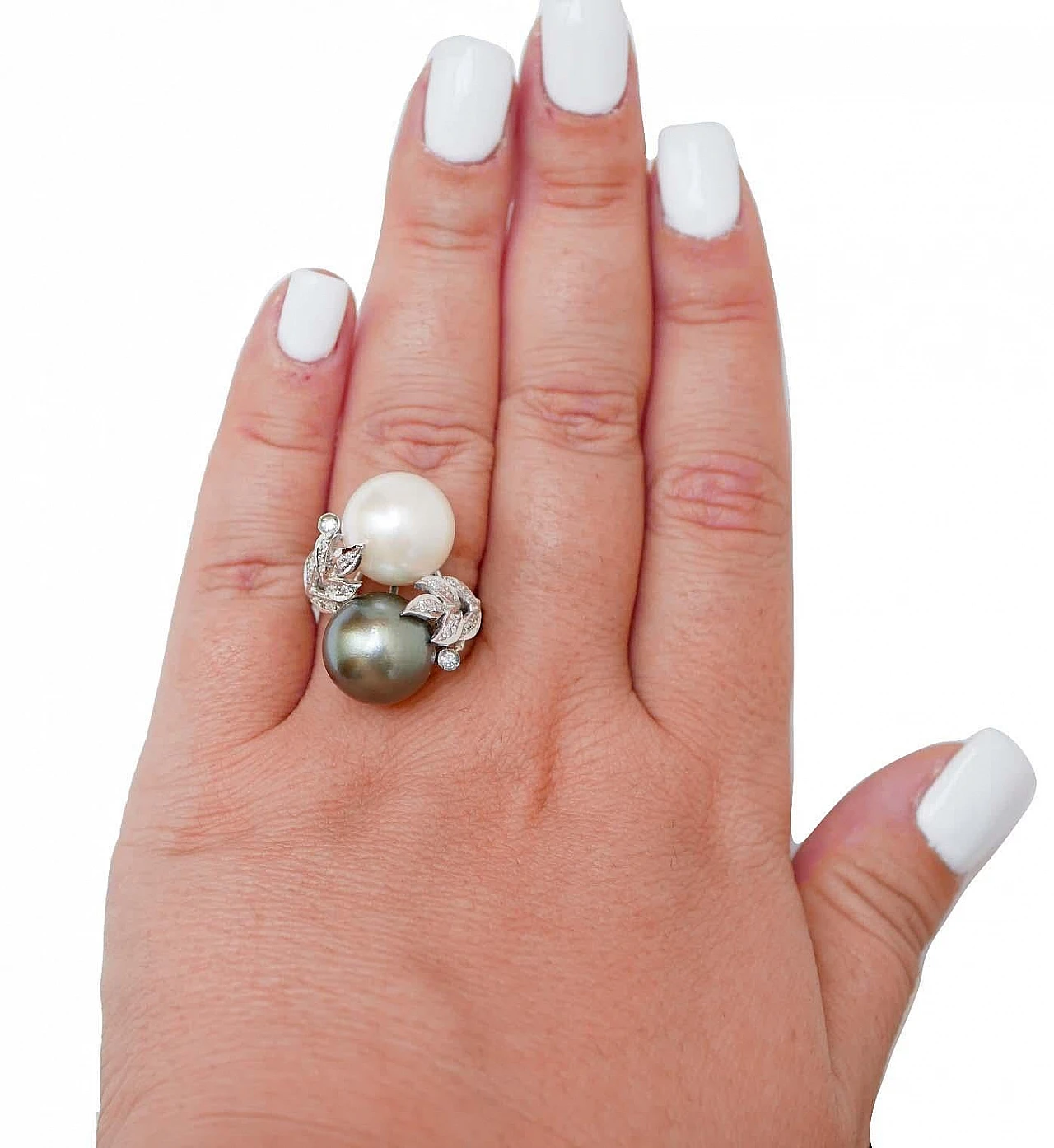 Anello in platino con perla di Tahiti, perla bianca e diamanti 4