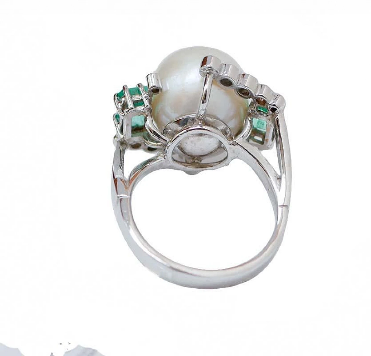 Anello in platino con perla bianca, smeraldi e diamanti, anni '70 3