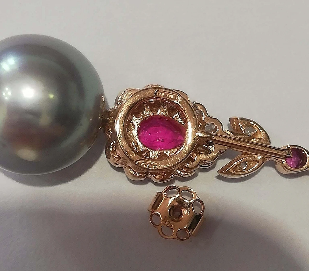 Coppia di Orecchini in oro rosa e argento con perle, rubini e diamanti 6
