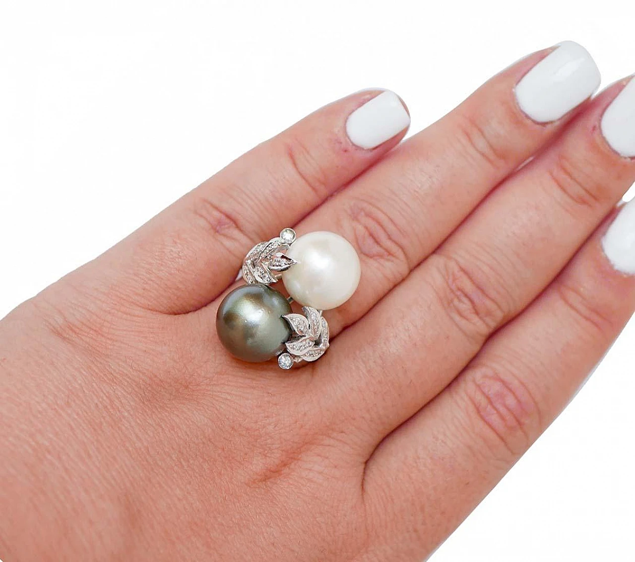 Anello in platino con perla di Tahiti, perla bianca e diamanti 5