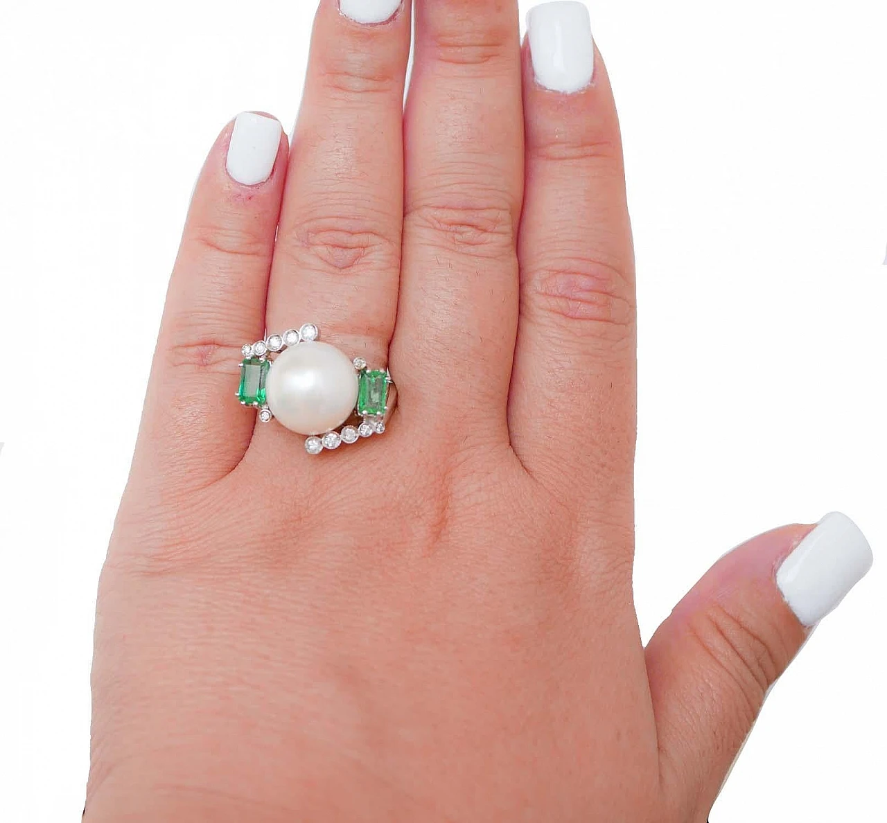 Anello in platino con perla bianca, smeraldi e diamanti, anni '70 4
