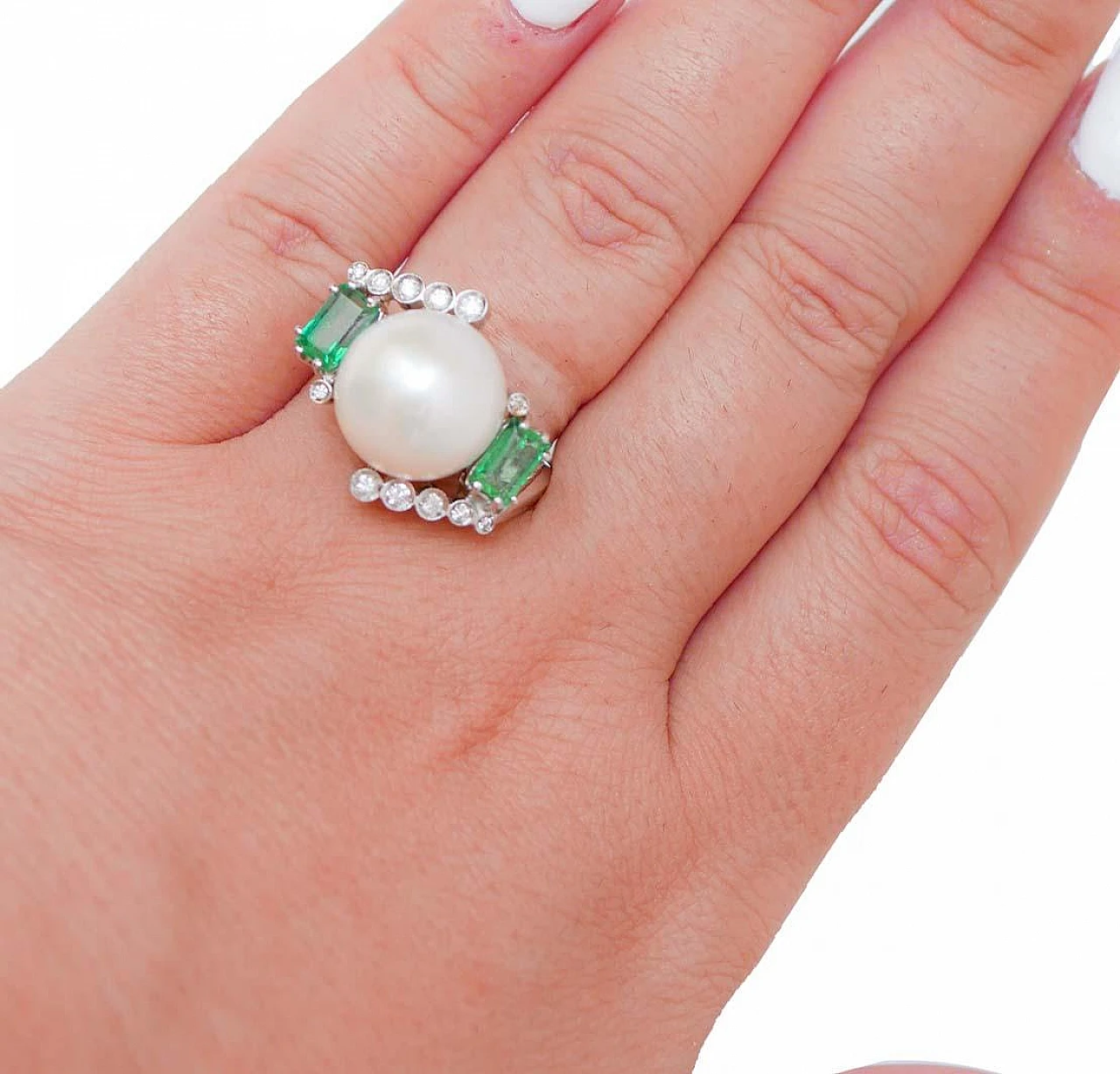 Anello in platino con perla bianca, smeraldi e diamanti, anni '70 5