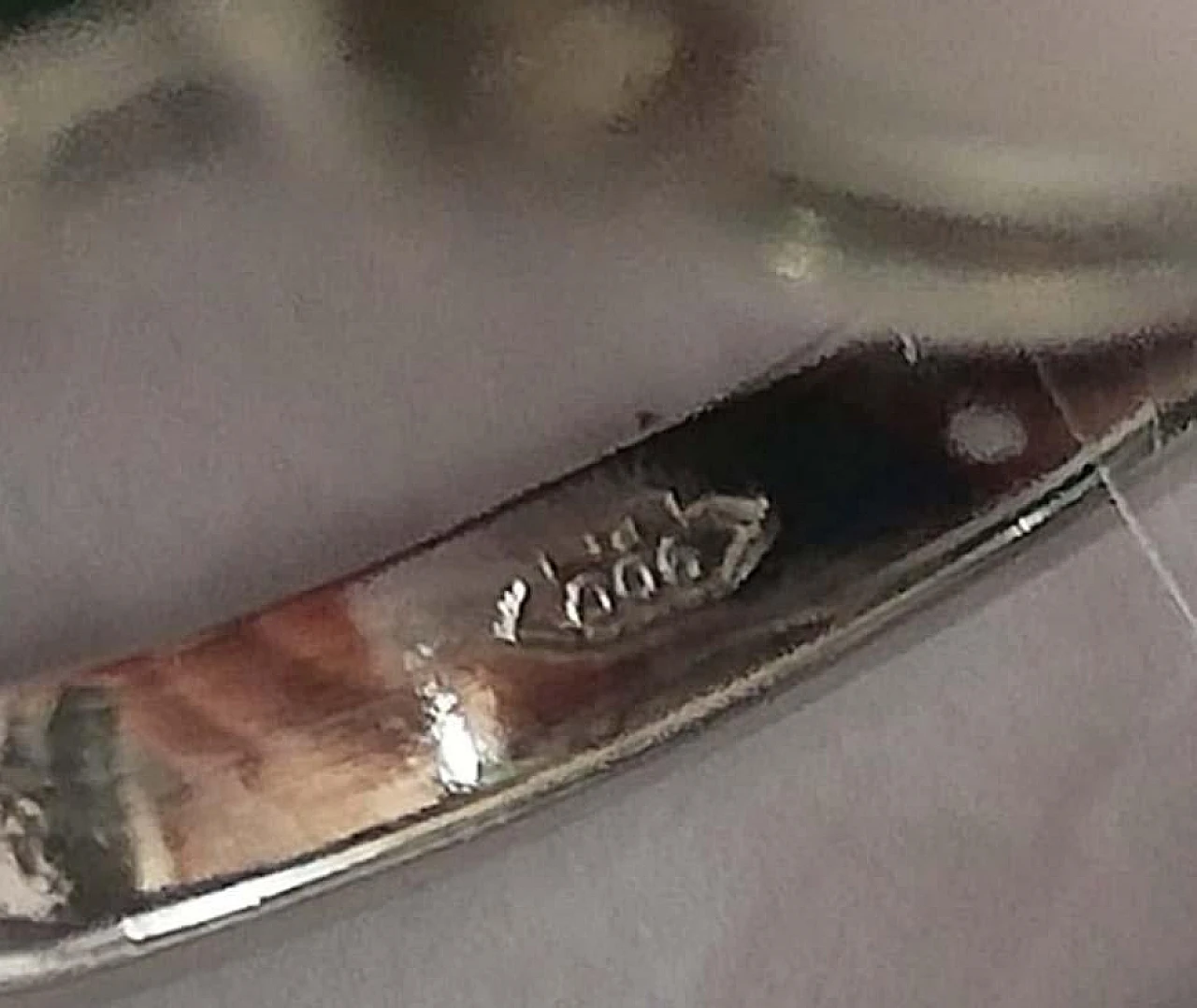 Anello in platino con perla bianca, smeraldi e diamanti, anni '70 6