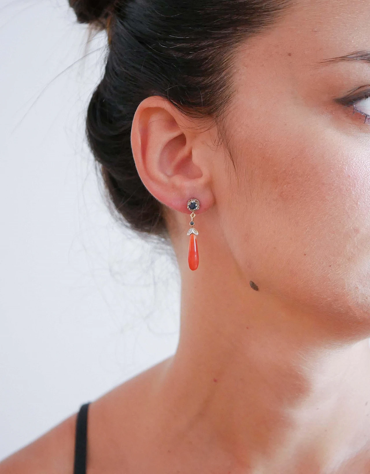 Coppia di Orecchini in oro rosa e argento con corallo e zaffiri 4