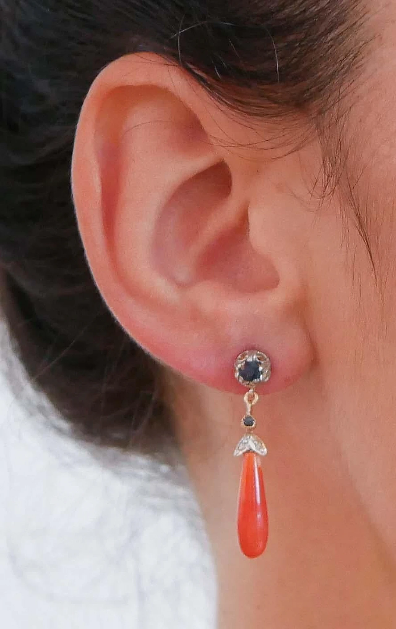 Coppia di Orecchini in oro rosa e argento con corallo e zaffiri 5