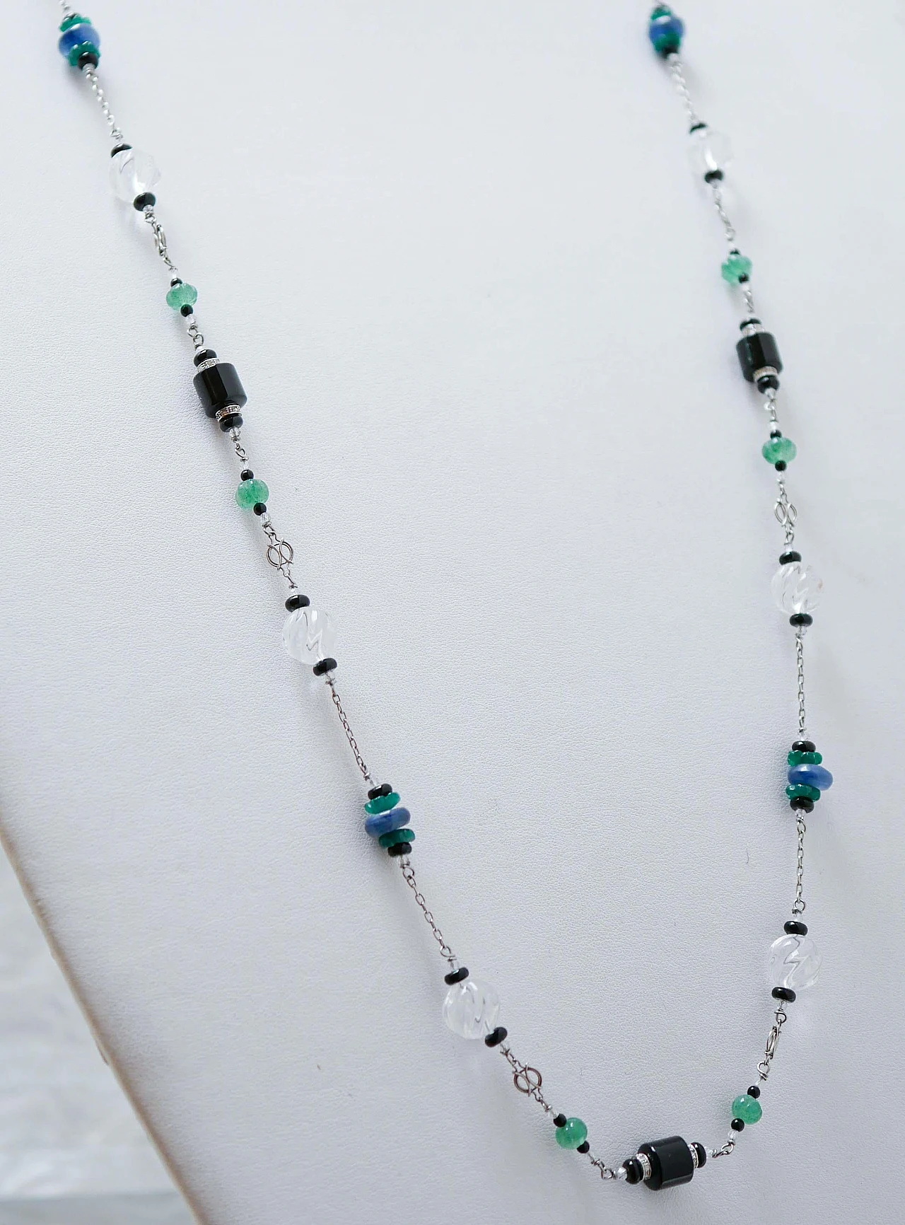 Collana in oro e platino con agata verde e nera, quarzo e kianite 2