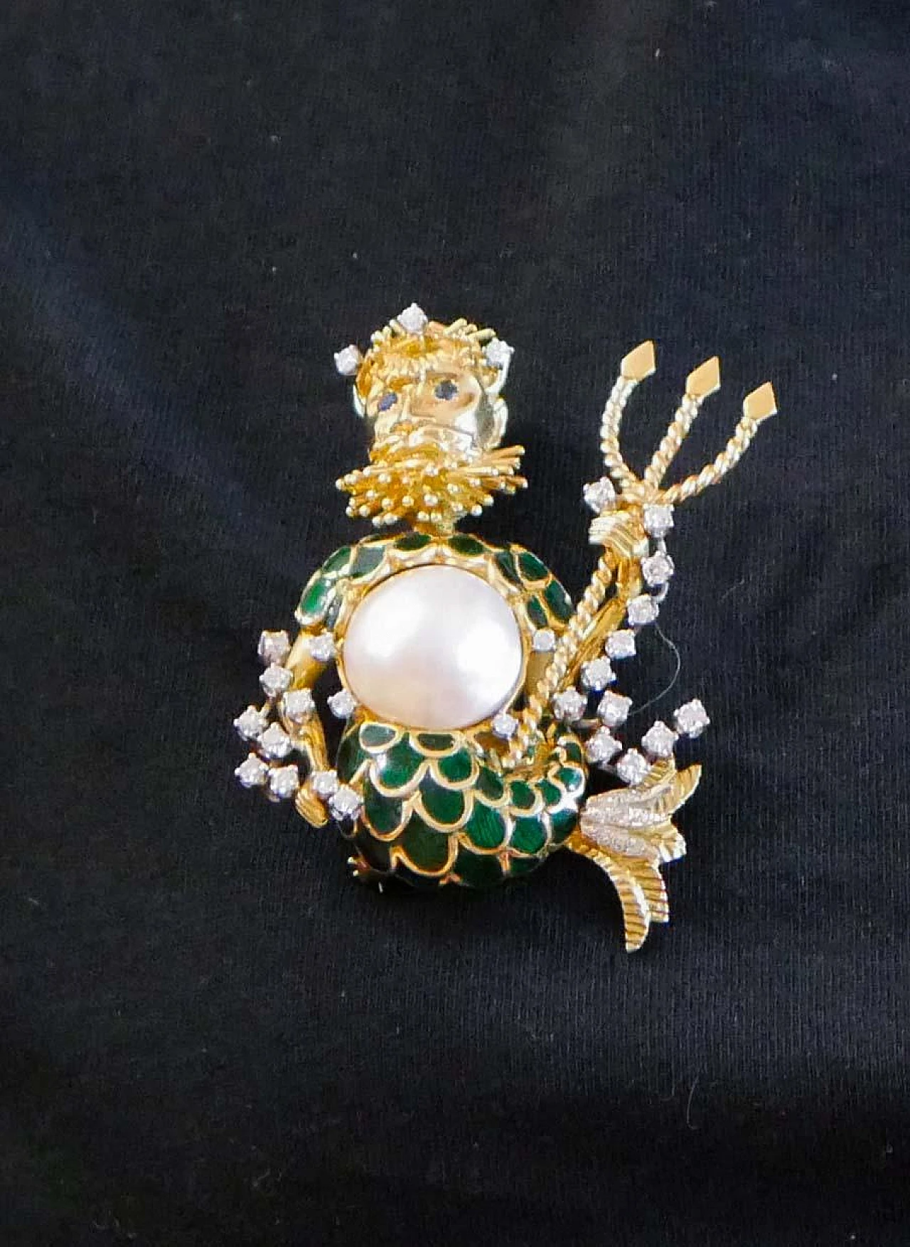 Spilla in oro giallo 18 kt con perla, zaffiri, diamanti e smalto 5