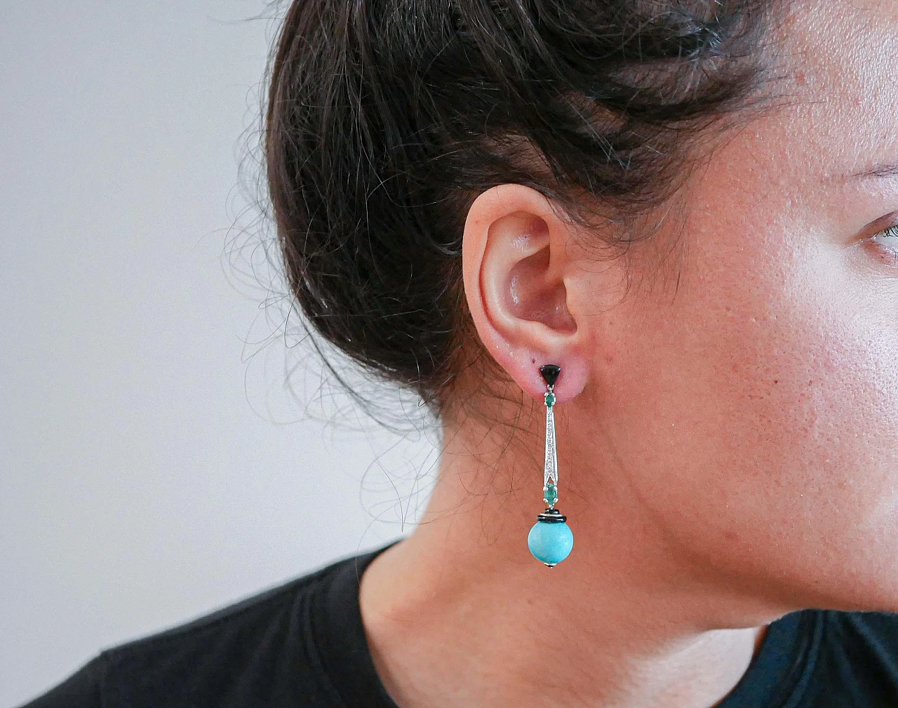 Orecchini platino con magnesite, onice, smeraldi e diamanti, anni '60 4