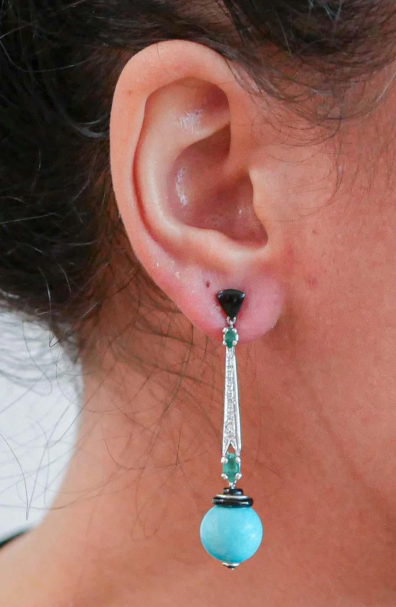 Orecchini platino con magnesite, onice, smeraldi e diamanti, anni '60 5