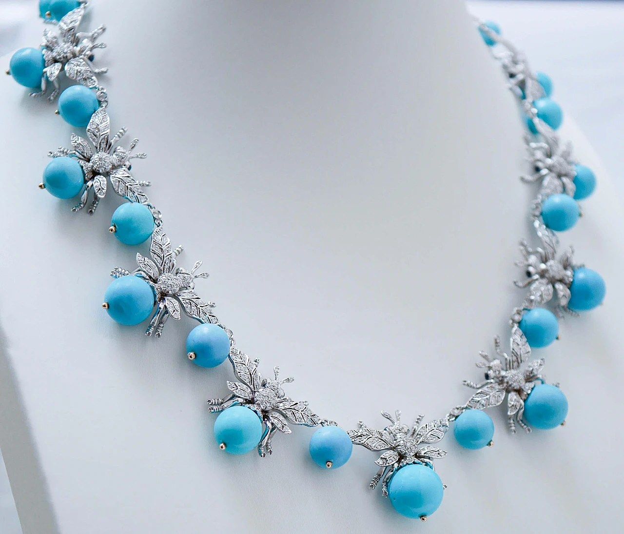 14K white gold bee necklace with magnesite, sapphires and diamonds 2