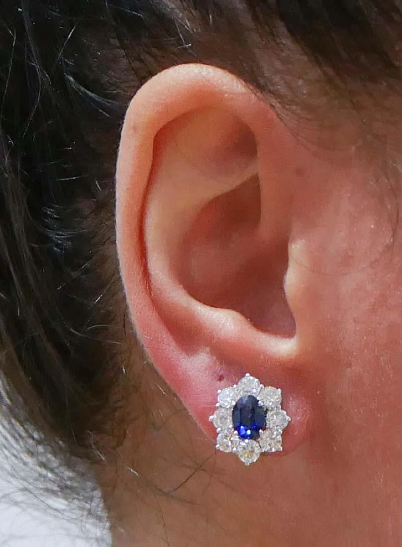 Pair of 18 karat white gold earrings with sapphires & diamonds 5