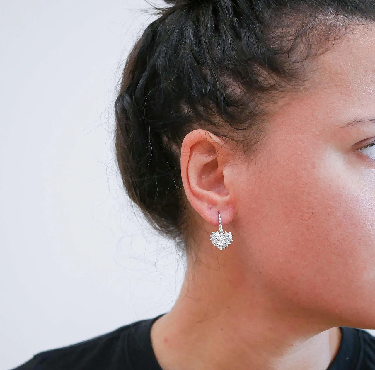 Coppia di Orecchini a cuore in oro bianco 18 carati e diamanti, 2020 4