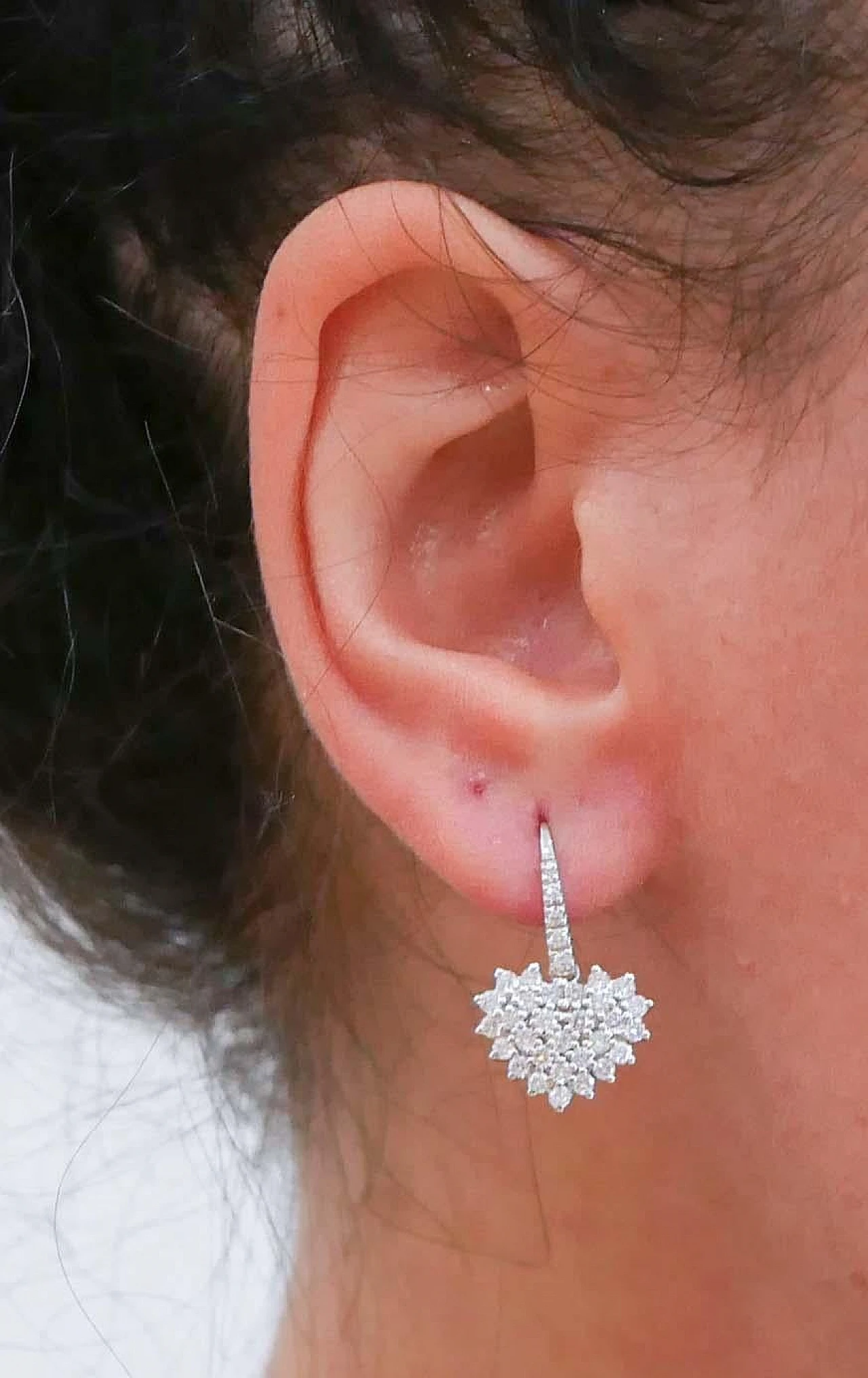 Coppia di Orecchini a cuore in oro bianco 18 carati e diamanti, 2020 5