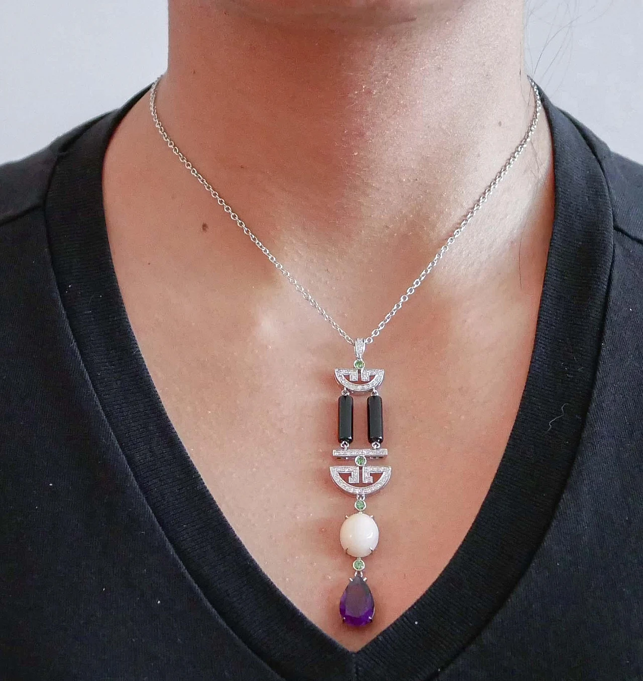 18 Karat white gold pendant necklace with amethyst, onyx & diamonds 6