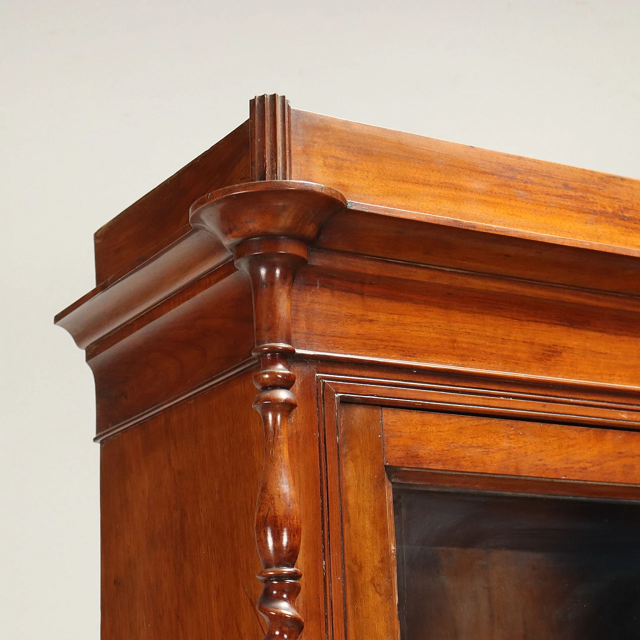 Libreria Manzoniana in noce con montanti torniti, secondo quarto '800 4