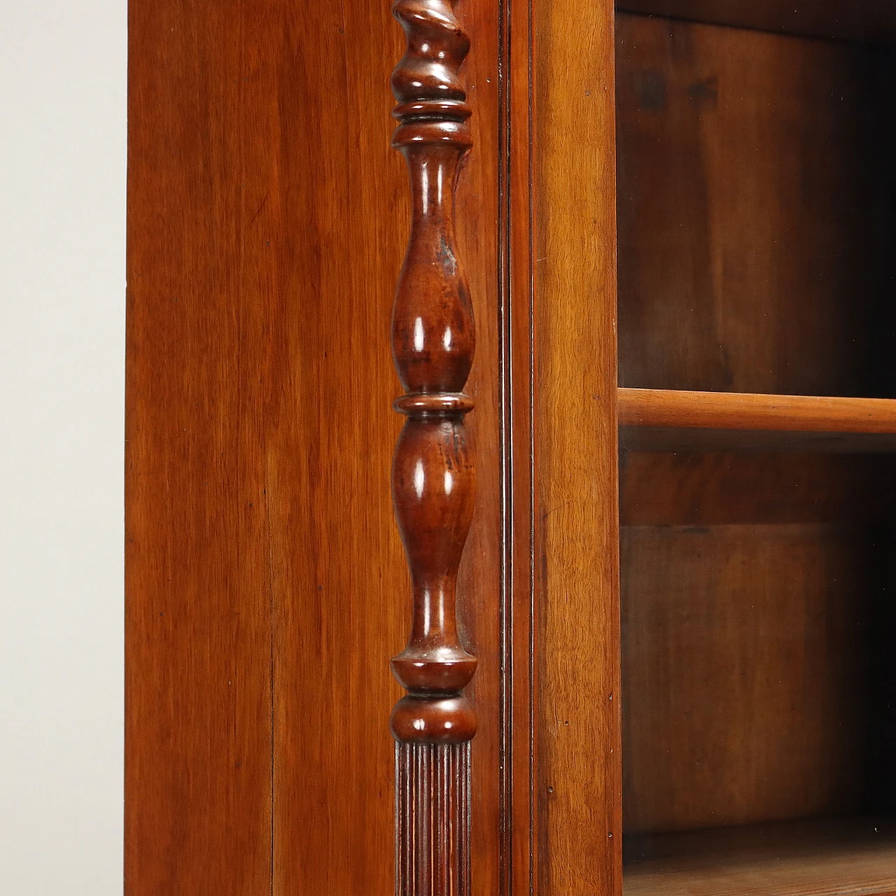 Libreria Manzoniana in noce con montanti torniti, secondo quarto '800 5