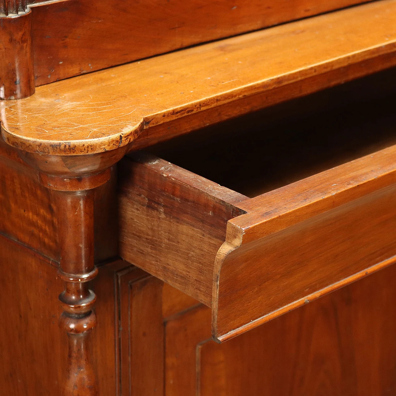 Libreria Manzoniana in noce con montanti torniti, secondo quarto '800 9