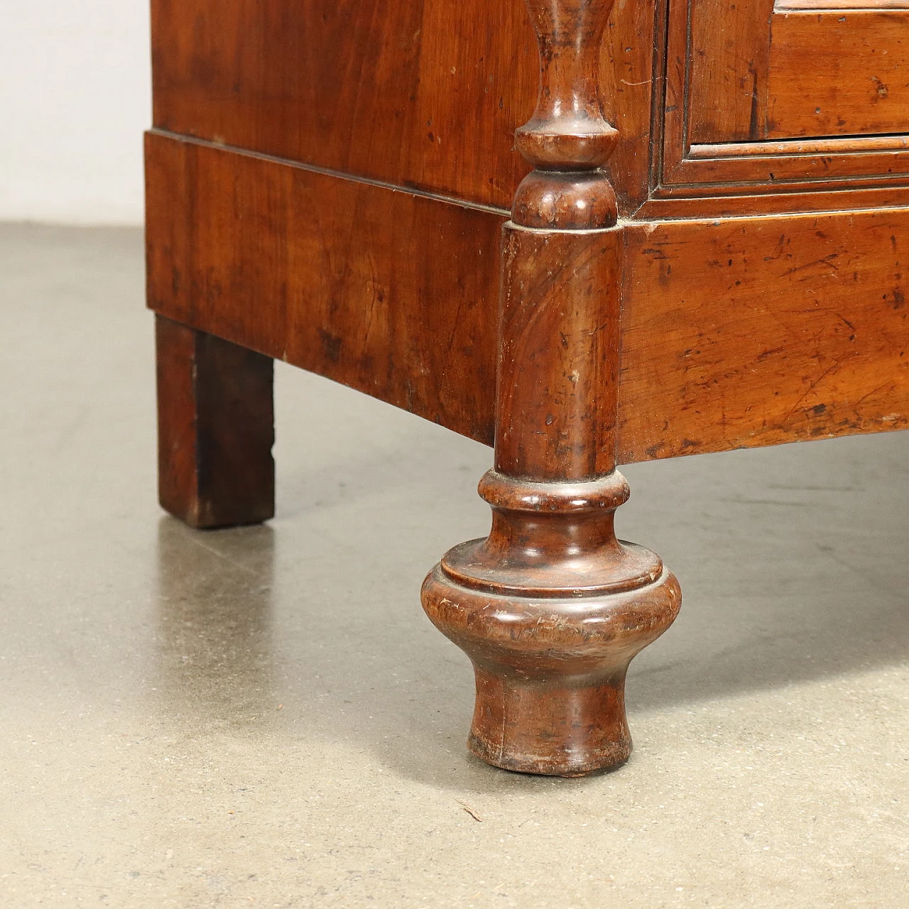 Libreria Manzoniana in noce con montanti torniti, secondo quarto '800 10