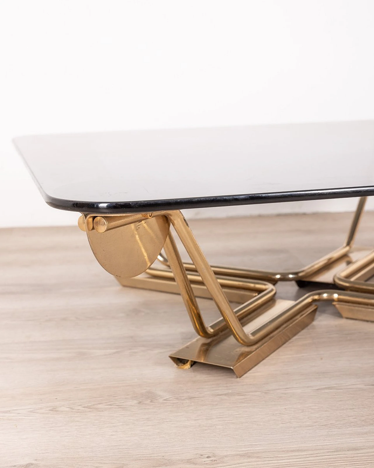 Tavolino quadrato in ottone e piano in vetro fumé, anni '60 7