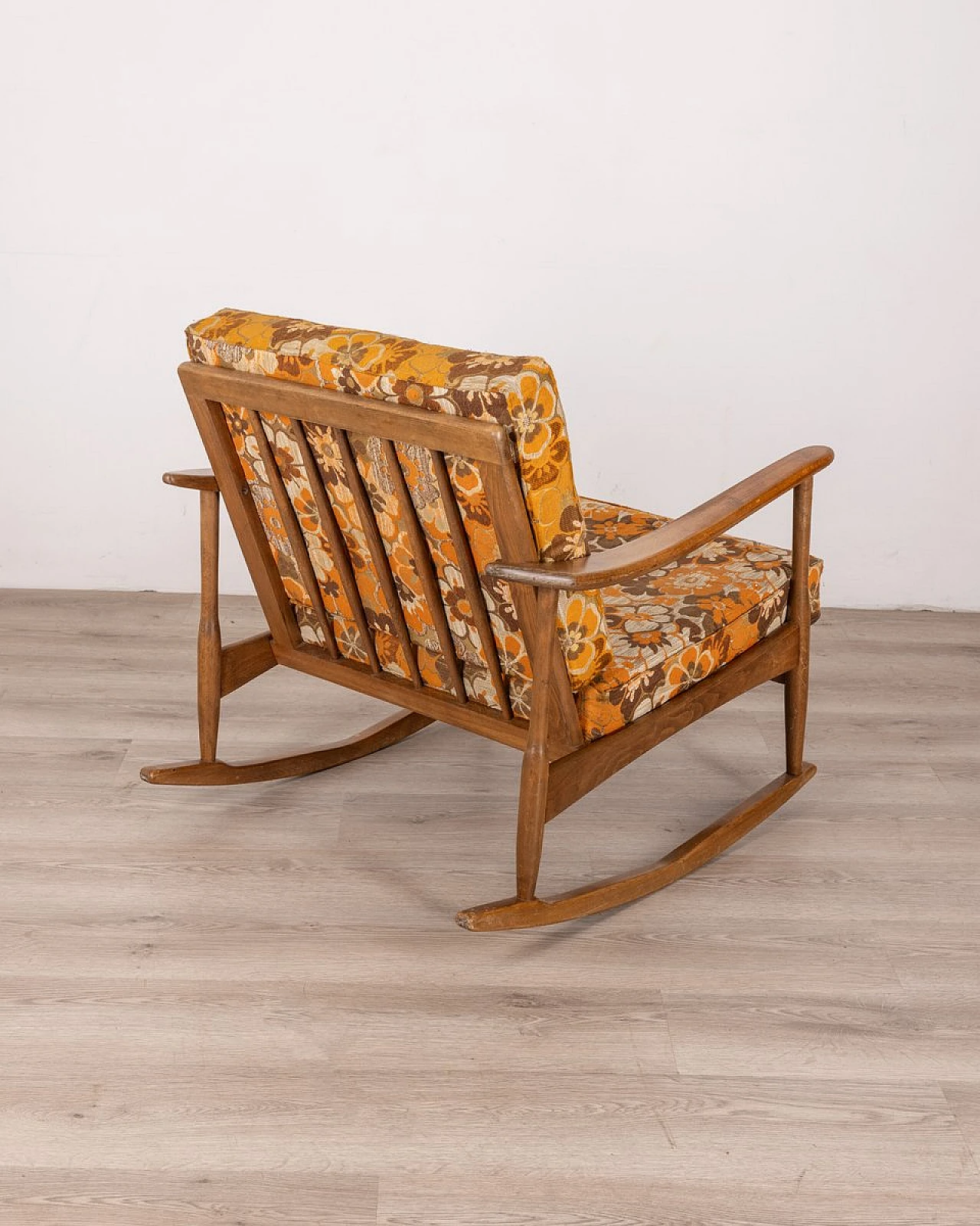 Sedia a dondolo in legno con tessuto a tema floreale, anni '60 2