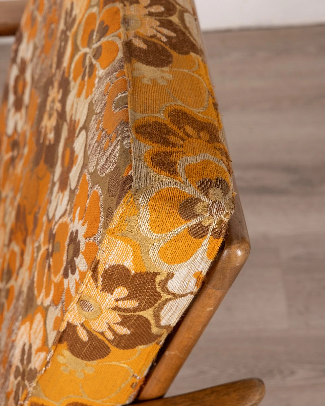 Sedia a dondolo in legno con tessuto a tema floreale, anni '60 5