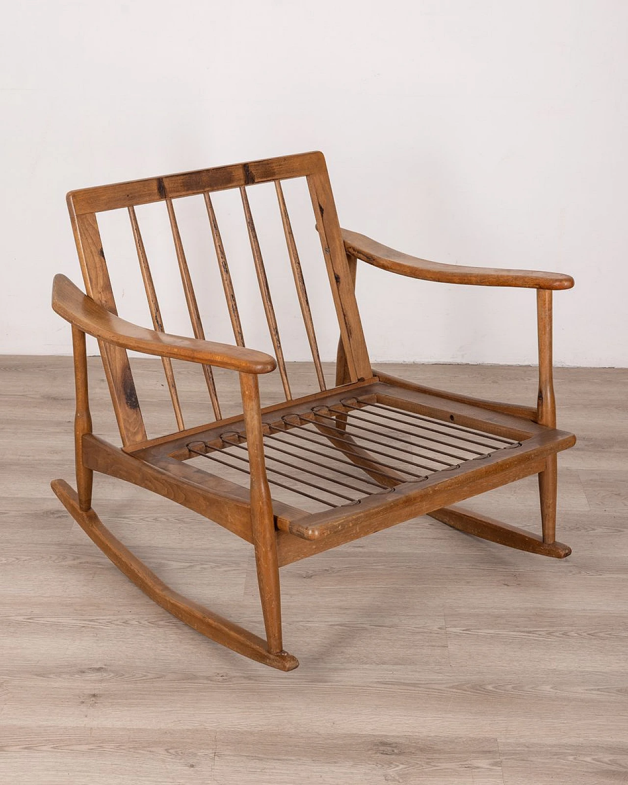 Sedia a dondolo in legno con tessuto a tema floreale, anni '60 7