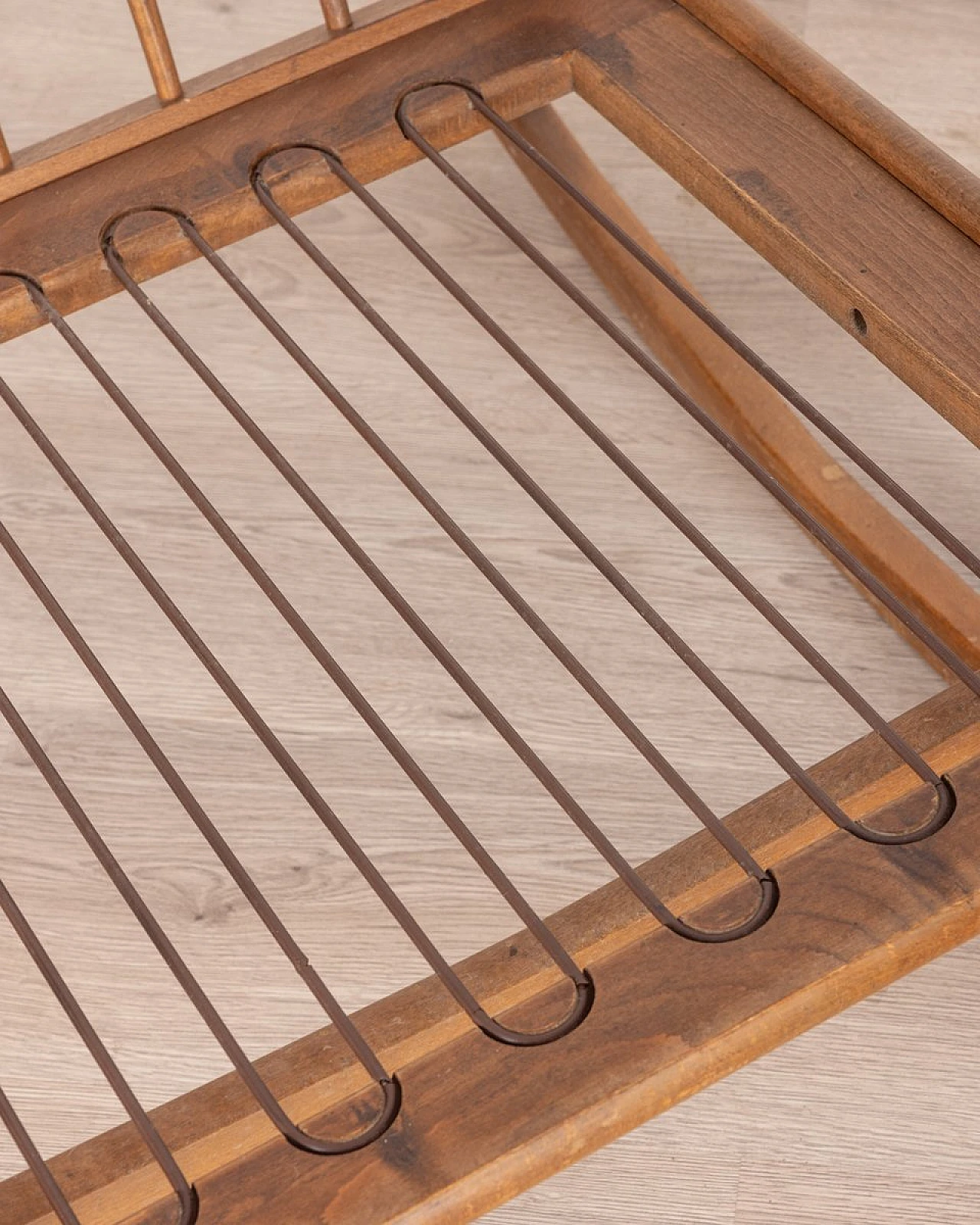 Sedia a dondolo in legno con tessuto a tema floreale, anni '60 8