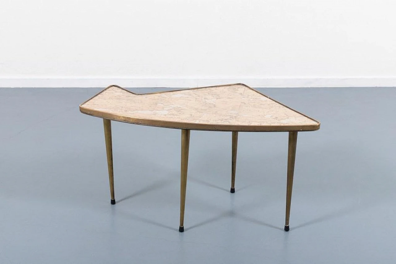 Tavolino scultoreo in ottone e vetro, anni '60 1