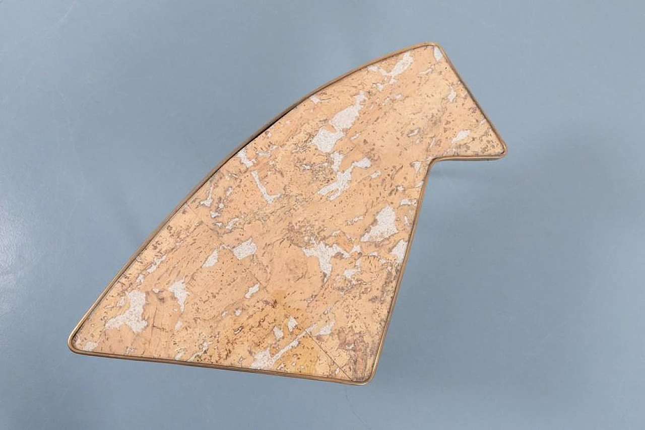 Tavolino scultoreo in ottone e vetro, anni '60 3