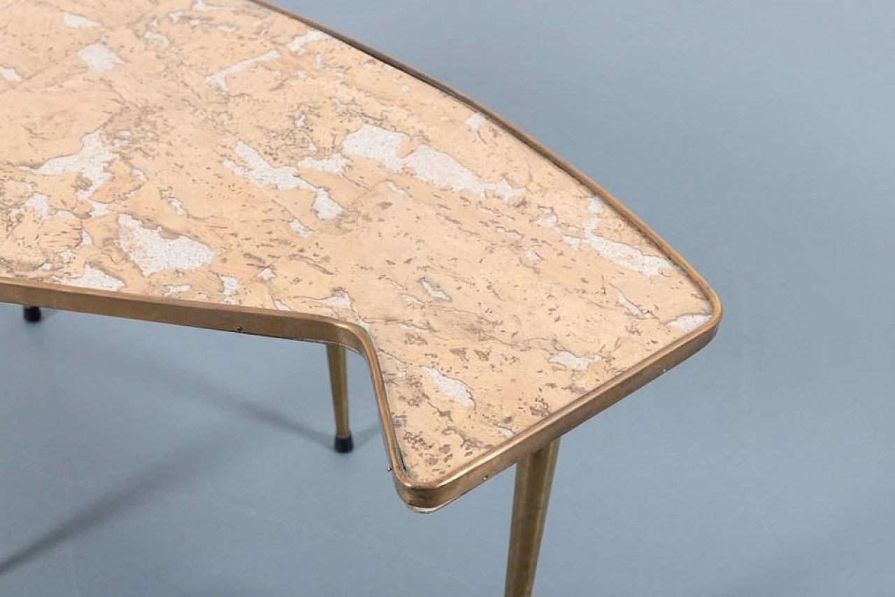 Tavolino scultoreo in ottone e vetro, anni '60 7