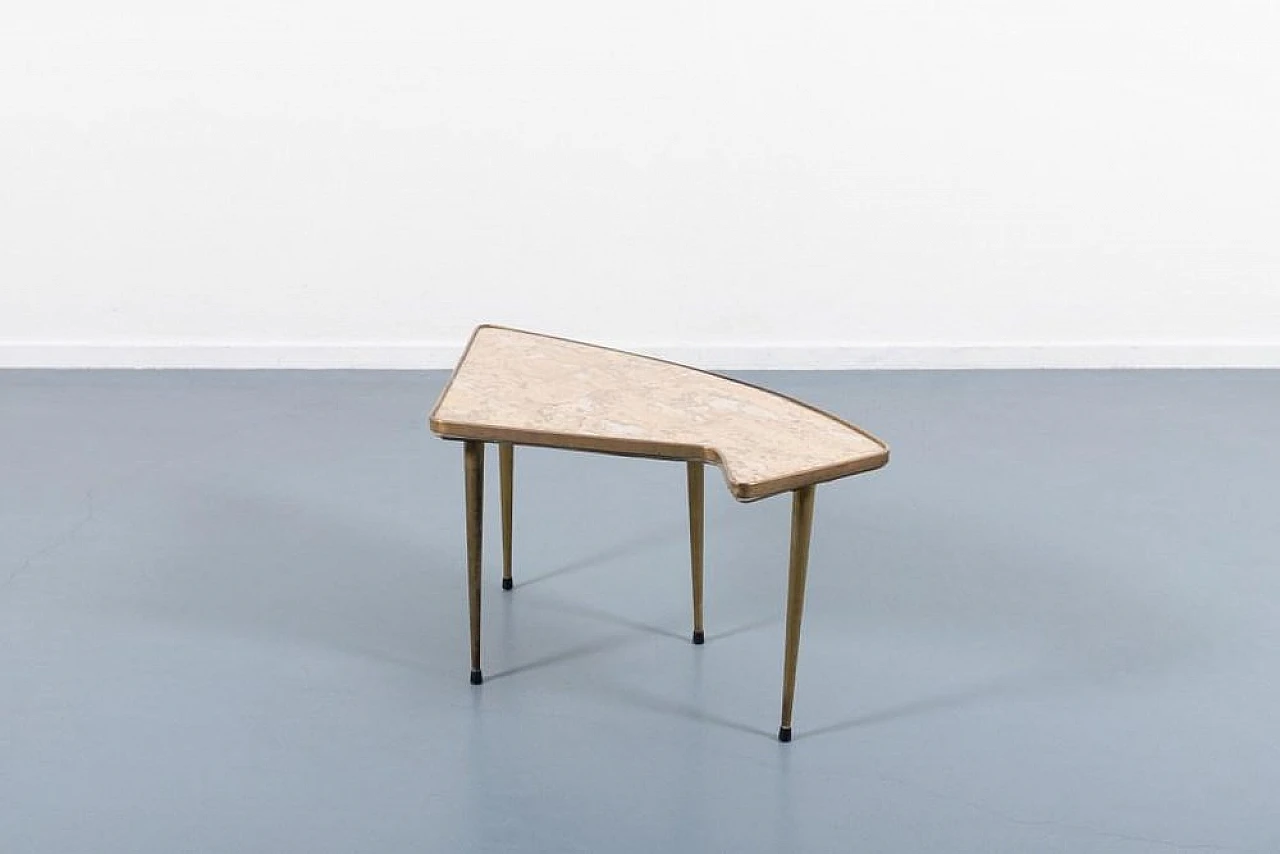 Tavolino scultoreo in ottone e vetro, anni '60 8