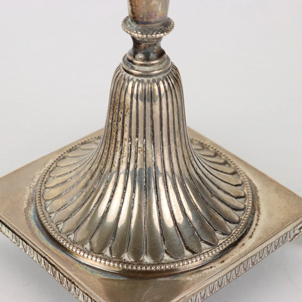 Three-armed silver candelabra with four ferine-shaped feet 7