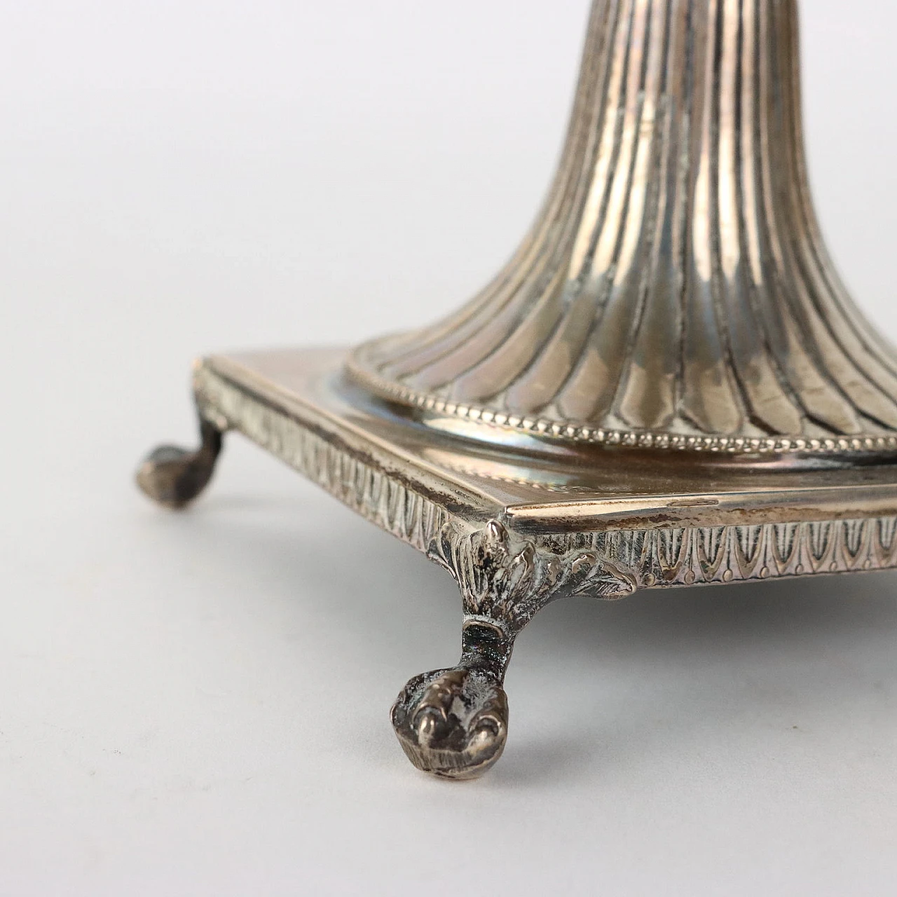 Three-armed silver candelabra with four ferine-shaped feet 8