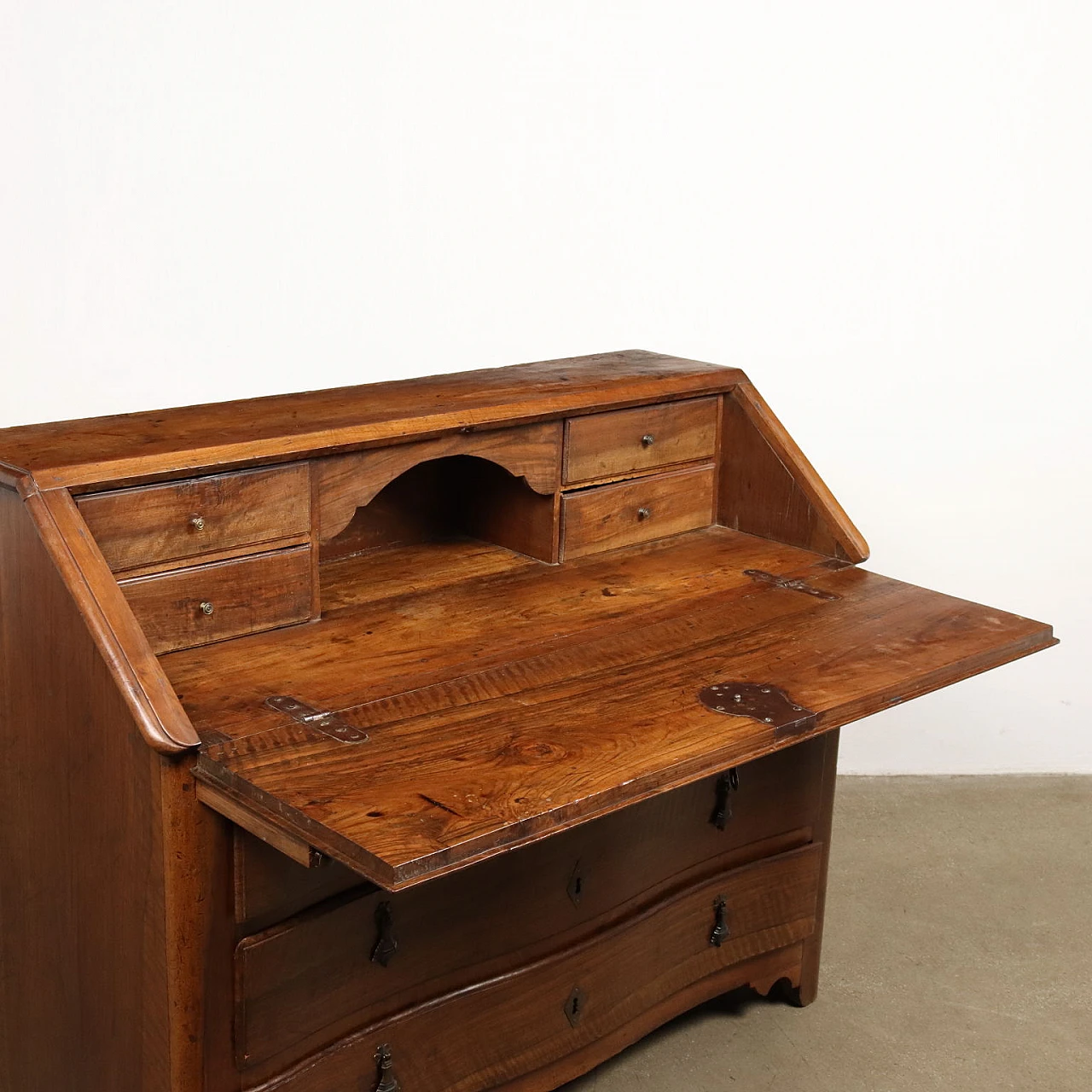 Ribalta Barocca in noce con maniglie bronzee a pera, inizio '700 3