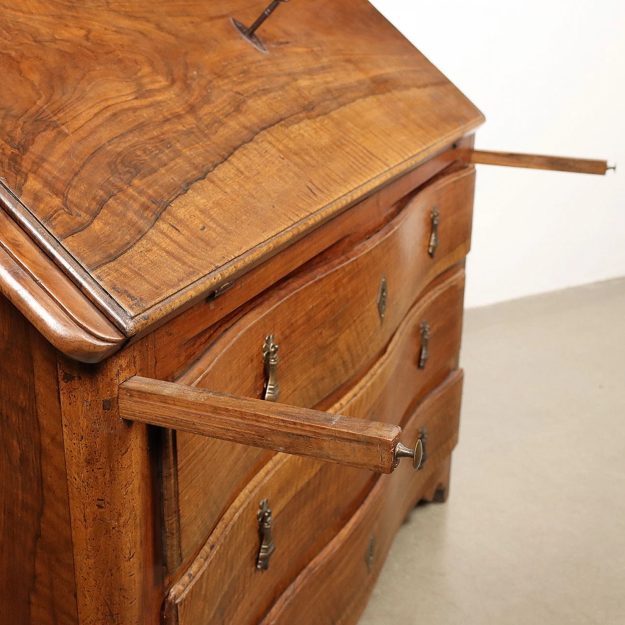 Ribalta Barocca in noce con maniglie bronzee a pera, inizio '700 6