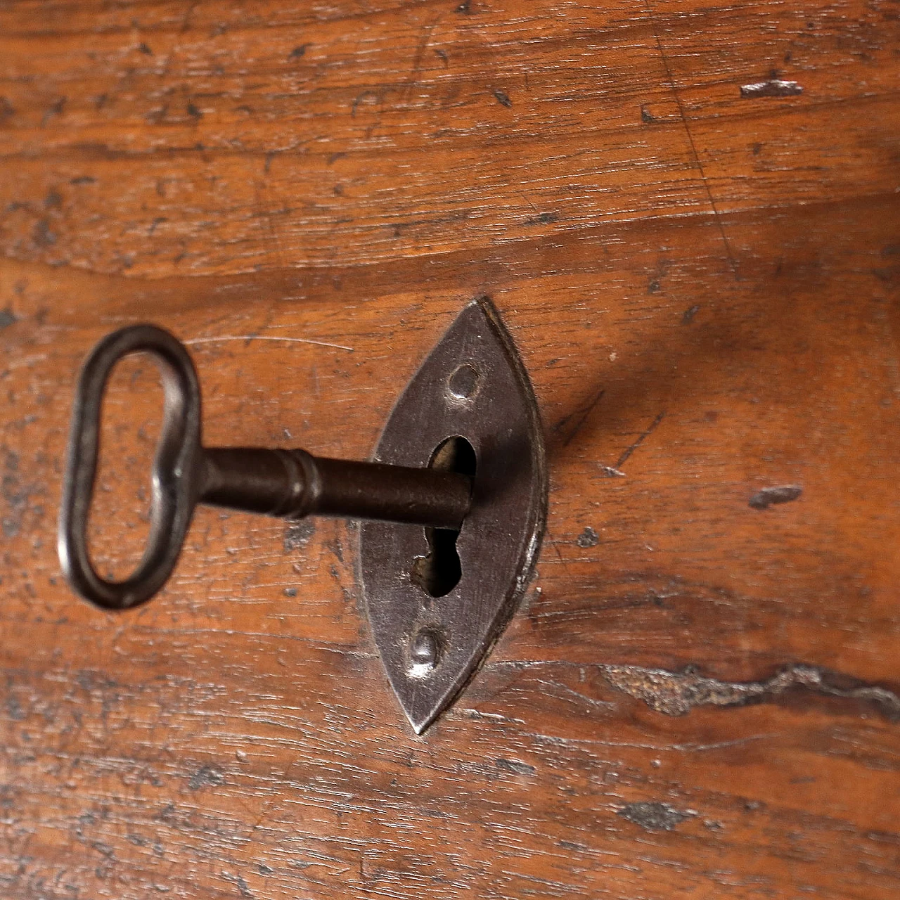 Ribalta Barocca in noce con maniglie bronzee a pera, inizio '700 7